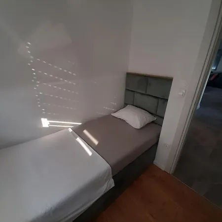 Apartman S 3 Spavace Sobe * ביבינייה